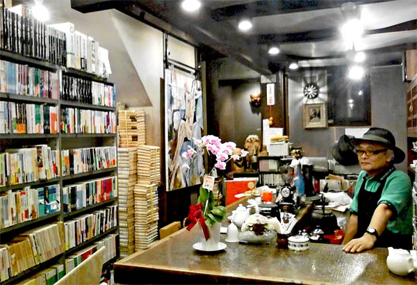 二の橋書店店内。店主の田中領(たなか おさむ)さん。(2017年8月撮影 板垣)